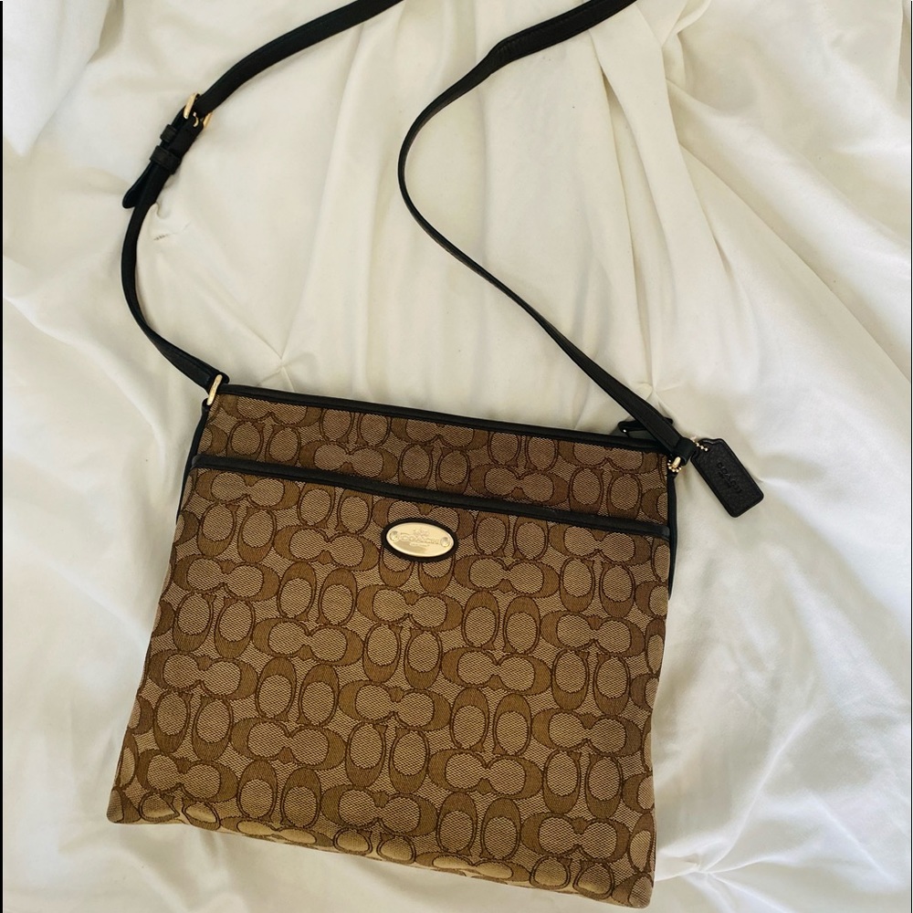 Coach saddle strap hand bag. Gently worn.
